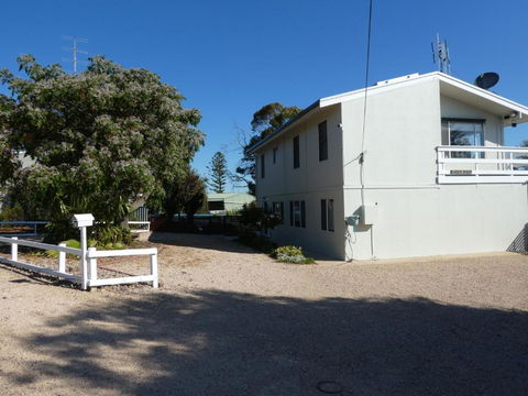Moonta Bay Stylish Large Home 3 Min Walk From Beach And Jetty - Accommodation Gold Coast 1