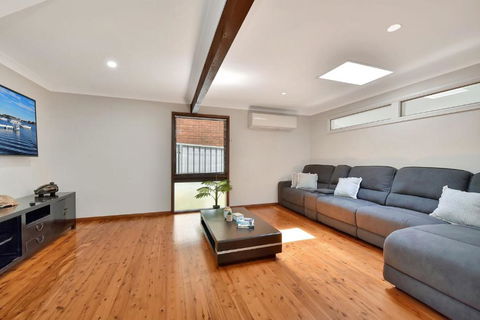 NEW PropertyBreezy Bayside Haven At Brightwaters - Accommodation Gold Coast 2