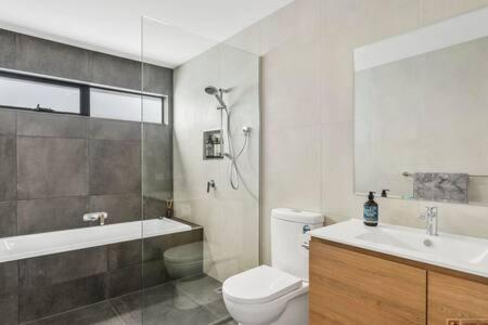 Mountain View Villa-close To Shops-10min To CBD - Gold Coast 4U 1