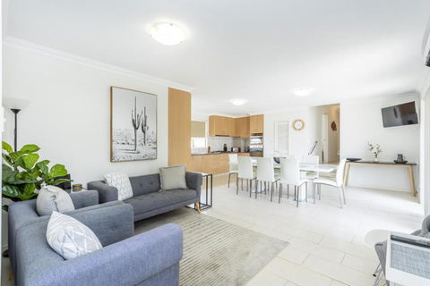 Mt Hawthorn Family Home - EXECUTIVE ESCAPES - Gold Coast 4U 1