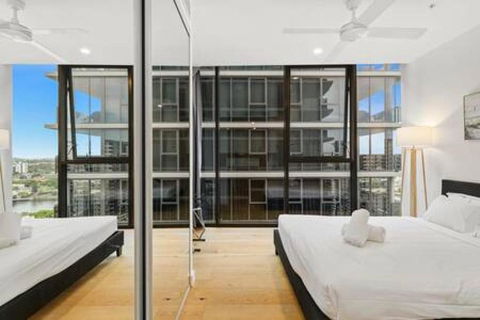 NEW Centrally Located High Level Studio Apartment - Accommodation Gold Coast 1