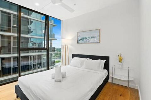 NEW Centrally Located High Level Studio Apartment - Accommodation Gold Coast 3