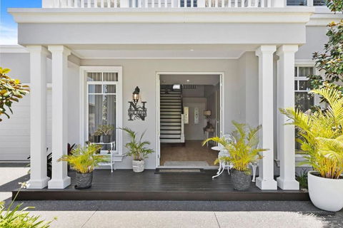NEW HAVEN - Garden View Balcony - Accommodation Gold Coast 3