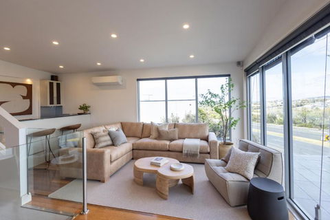 NEW Pleasant View Stays TORQUAY - Accommodation Gold Coast 0