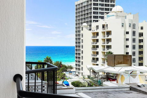 NEW Stunning Central Surfers Studio Apartment. - Accommodation Gold Coast 1