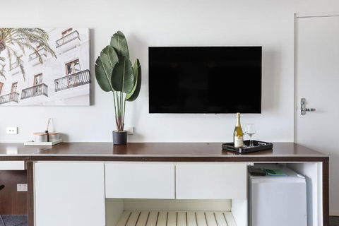 NEW Stunning Central Surfers Studio Apartment. - Accommodation Gold Coast 3