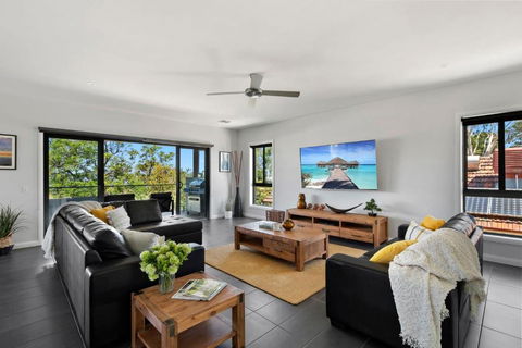 NEW - Sunrise Waters Holiday House - 1 Gold Coast 2