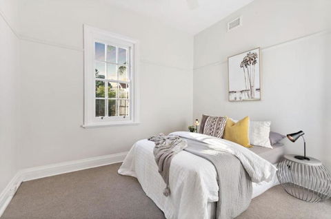 NEWLY RENOVATED LARGE 3.5 BDRM HOUSE! BEST OF MELB - Accommodation Gold Coast 3