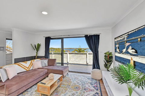 New Property Seabreeze Bungalow - Lakeview Sunset Delight At Sunshine On Lake Macquarie - 1 Gold Coast 2