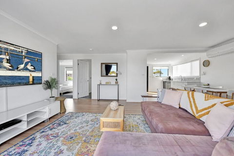 New Property Seabreeze Bungalow - Lakeview Sunset Delight At Sunshine On Lake Macquarie - 1 Gold Coast 3