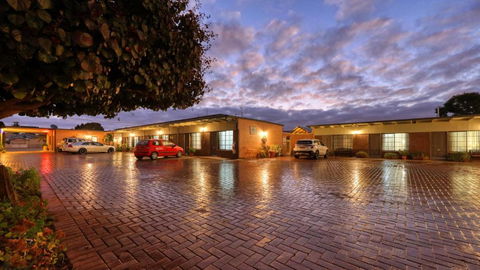 Oasis Motor Inn - Accommodation Gold Coast 2