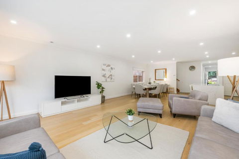Newsom House - Stylish & Elegant Home With 4 King Beds - Accommodation Gold Coast 2