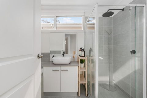 Newsom House - Stylish & Elegant Home With 4 King Beds - Accommodation Gold Coast 3
