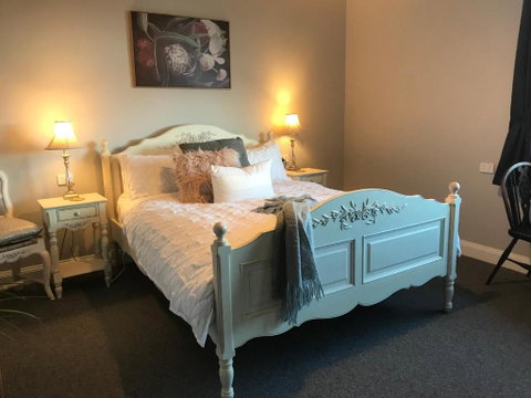 Number 10 -Queen Room With B/fast - Accommodation Gold Coast 2