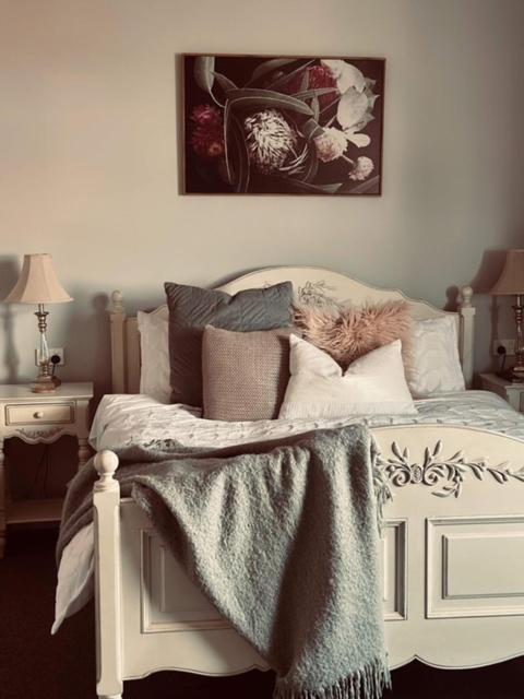 Number 10 -Queen Room With B/fast - Accommodation Gold Coast 0