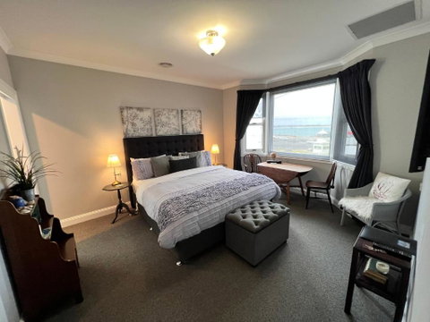 Number 10 -King Bed With Breakfast - Accommodation Gold Coast 0