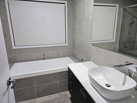 O Stylish 4 Room Oasis With 65 TV - 1 Gold Coast 1