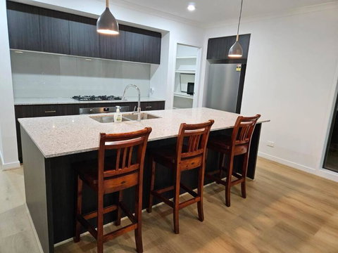 O Stylish 4 Room Oasis With 65 TV - 1 Gold Coast 2