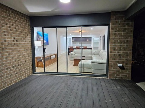 O Stylish 4 Room Oasis With 65 TV - 1 Gold Coast 3