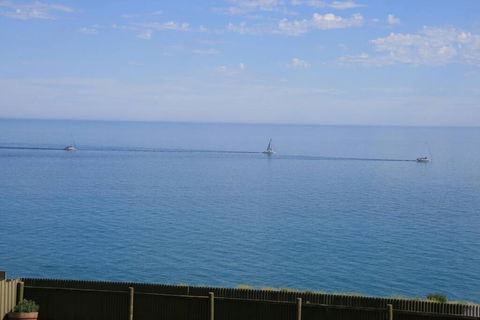 Ocean Blue KI. Absolute Ocean Front, Free WiFi - Accommodation Gold Coast 3