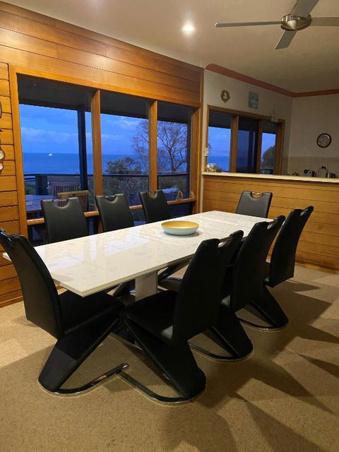 Ocean Blue KI. Absolute Ocean Front, Free WiFi - Accommodation Gold Coast 2
