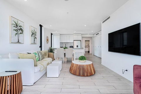 OPUS Apartment - Beach At Your Doorstep Short Walk To Light Rail - Accommodation Gold Coast 2