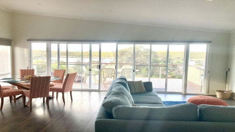 Off The Net - New Listing - Esplanade Property With Views Of The Channel - Accommodation Gold Coast 2
