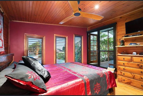 ONE OF A KIND Vacation Rental- Berkeley Vale - Accommodation Gold Coast 1