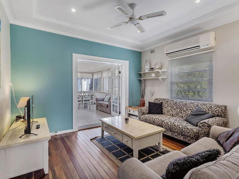 Oscars Pet Friendly Beach House 14 Tomaree Road - Gold Coast 4U 1