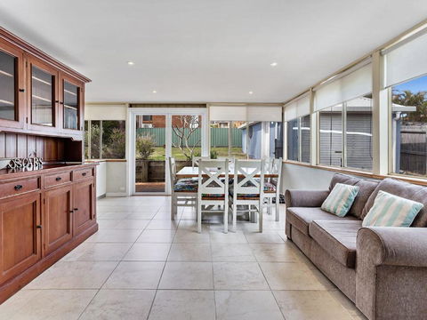 Oscars Pet Friendly Beach House 14 Tomaree Road - Gold Coast 4U 3
