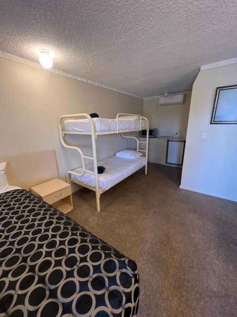 OVERLANDER MOTOR LODGE - Accommodation Gold Coast 3
