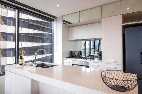 Panoramic View - Albert Park Lake & Shrine Views - Accommodation Gold Coast 2