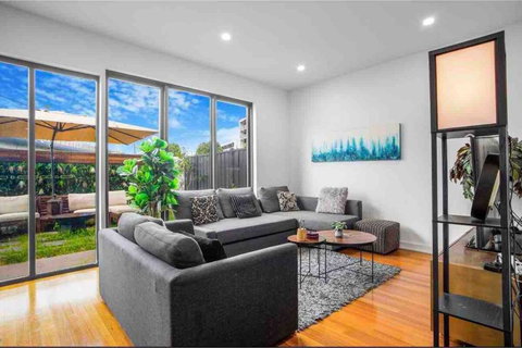 Paradise Getaway 3BR Apt In Clayton With Free Parking - Accommodation Gold Coast 0