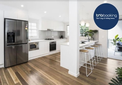 Park Avenue Terrace House Sleeps 9 - Accommodation Gold Coast 0