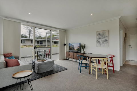 Peaceful 1-Bed Apartment Close To Lonsdale St - Accommodation Gold Coast 0