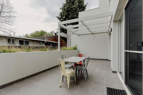 Peaceful 1-Bed Apartment Close To Lonsdale St - Accommodation Gold Coast 3