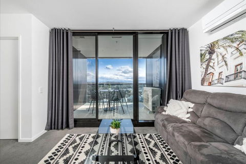 Penthouse Apartment In Belconnen - Gold Coast 4U 3