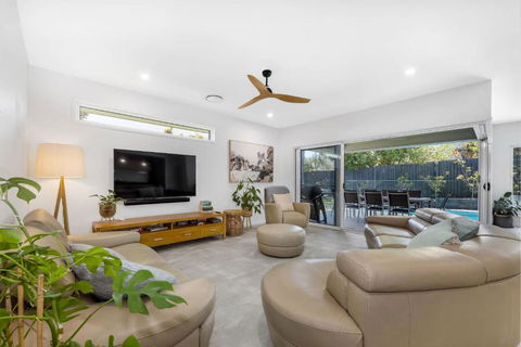 Pet Friendly Holiday Home With Pool On Alex - Accommodation Gold Coast 2