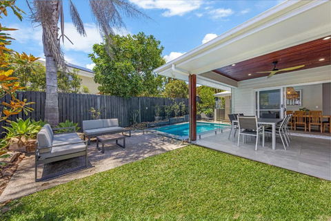 Pet Friendly Holiday Home With Pool On Alex - Accommodation Gold Coast 3