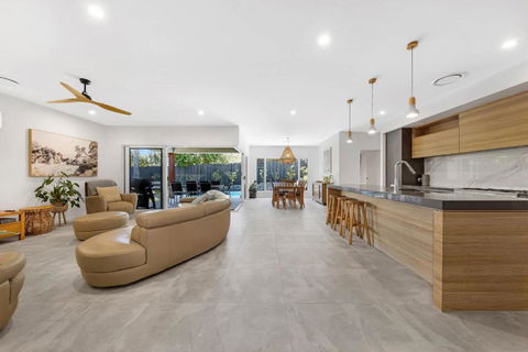 Pet Friendly Holiday Home With Pool On Alex - Accommodation Gold Coast 0