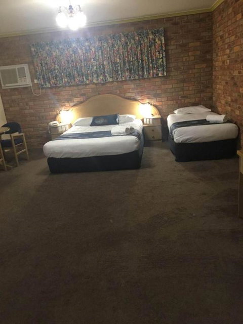 Pines Country Club Motor Inn - Accommodation Gold Coast 3