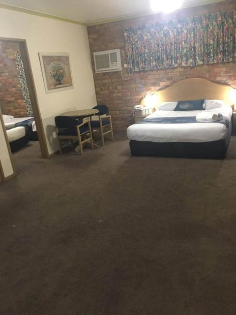 Pines Country Club Motor Inn - Accommodation Gold Coast 2