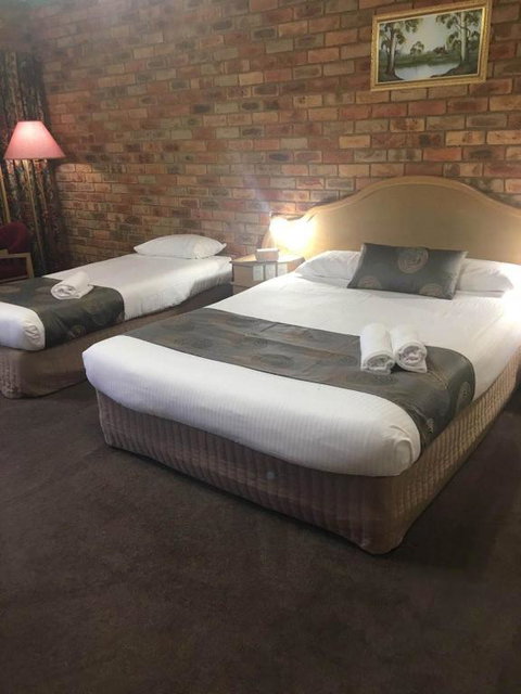 Pines Country Club Motor Inn - Accommodation Gold Coast 0