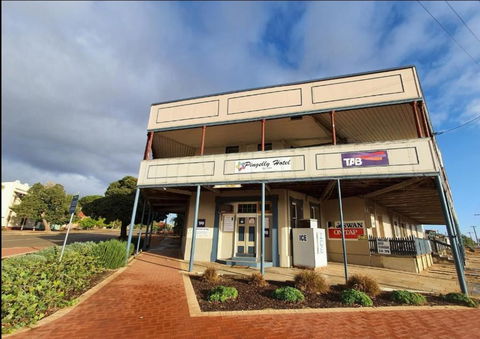 Pingelly Hotel - Gold Coast 4U 3