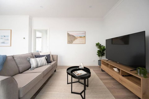 PIPER Modern Home Walk To Beach Shops Parks - Accommodation Gold Coast 1