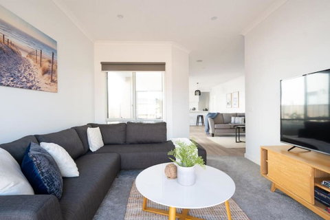 PIPER Modern Home Walk To Beach Shops Parks - Accommodation Gold Coast 2