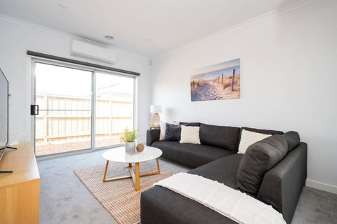 PIPER Modern Home Walk To Beach Shops Parks - Accommodation Gold Coast 3