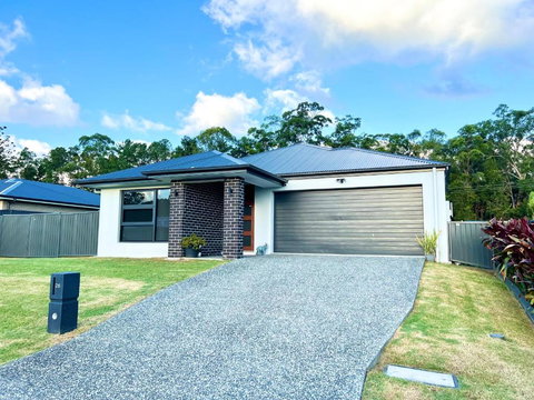 Plantation Retreat 4 Bedroom Modern Home - Accommodation Gold Coast 0