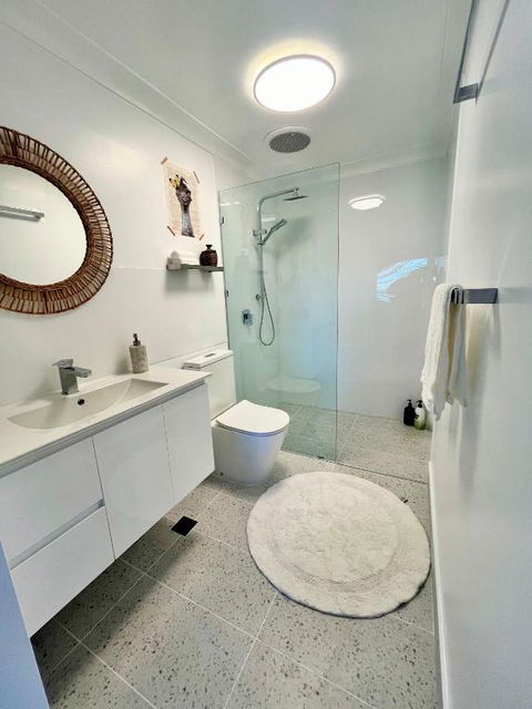 Point Clare - Relax And Unwind - Greenery & Birdsongs - Accommodation Gold Coast 2