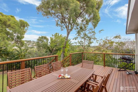 Poppies Cottage - Cooee Bay Beachside Retreat - Accommodation Gold Coast 0